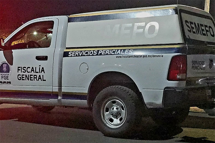 Peritos de la Fiscalía de Michoacán procesando la escena de un homicidio en la colonia Alfredo B. Bonfil de Puruarán.