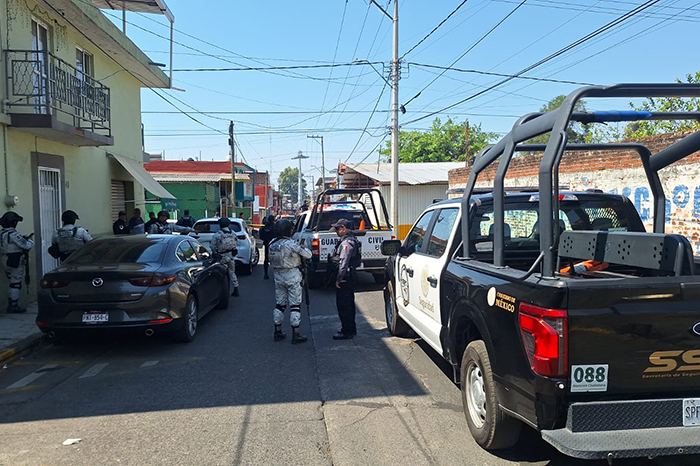 Acordonamiento policial tras homicidio en taller de la colonia Ramón Farías, Uruapan.