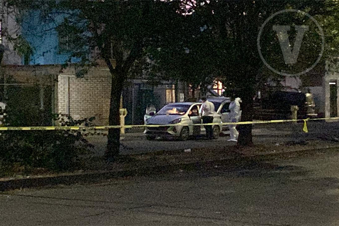 Peritos de la USPEC trabajando en la avenida de la Perla en Villas del Pedregal tras el homicidio de un automovilista.