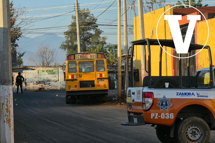 Elementos de la Policía Municipal y Guardia Civil resguardando la escena de un crimen en Zamora, Michoacán.