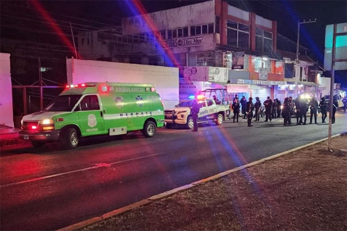 Elementos de la Fiscalía Regional de Justicia resguardando escena del crimen en Uruapan.