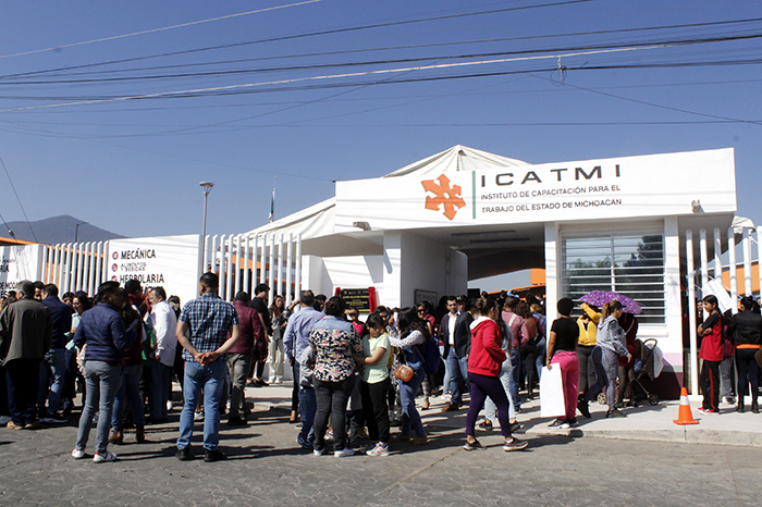 Estudiantes en un taller de capacitación técnica en uno de los planteles del Icatmi Michoacán.