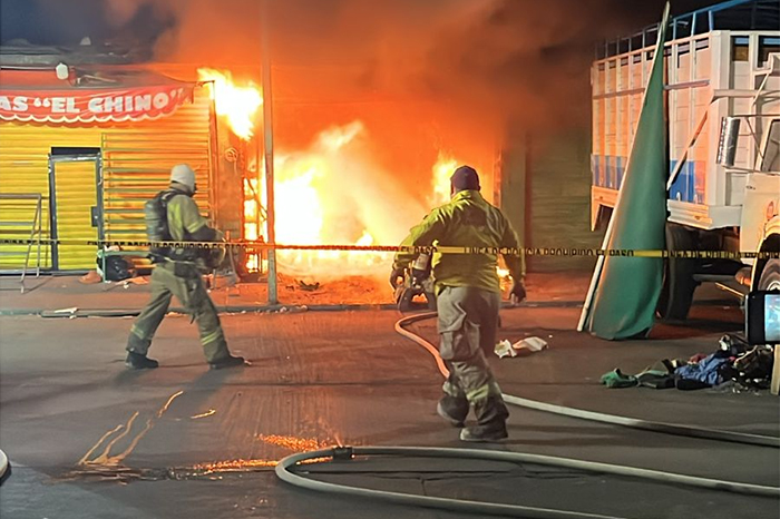 Bomberos y policías municipales en el Mercado de Abastos de Morelia tras incendio provocado en local de tragamonedas.