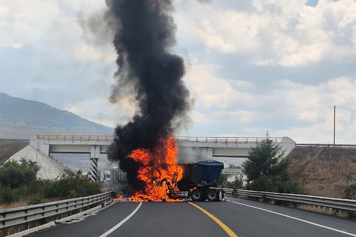 Tractocamión envuelto en llamas tras volcadura en el Libramiento Morelia.