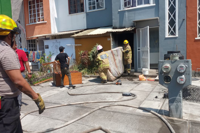 Elementos de Bomberos de Protección Civil atendiendo el incendio de una casa en Uruapan.