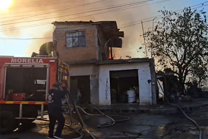 Bomberos de Morelia trabajando para sofocar el fuego en una casa de la colonia La Esperanza.