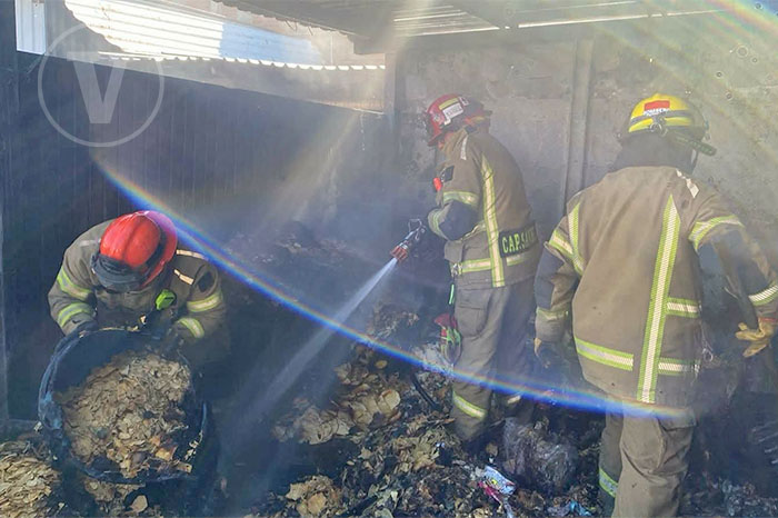 Bomberos de Protección Civil Michoacán atienden incendio en fábrica al norte de Morelia.