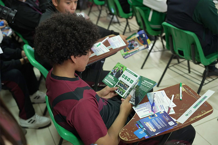 Estudiantes de secundaria en Michoacán consultando opciones educativas para el ingreso a bachillerato sin examen de admisión.