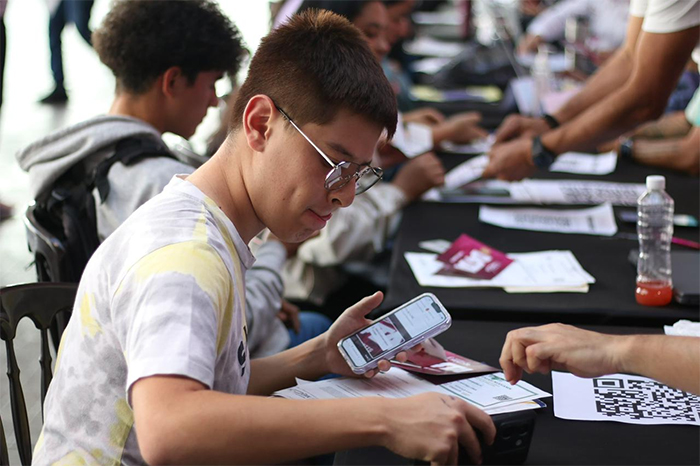 Estudiantes nicolaitas de la UMSNH recibiendo chip de internet gratis del programa D4TA en Morelia.