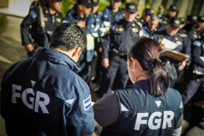 Elementos de la Fiscalía General de la República realizando diligencias de investigación.