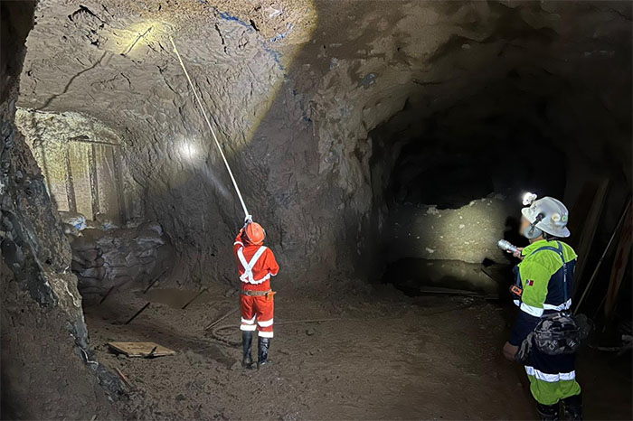 Brigadistas y maquinaria trabajando en el reforzamiento estructural de la mina Santa Fe en Sinaloa.