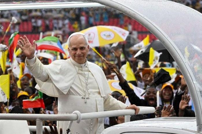 El Papa León XIV hablando con periodistas a bordo del avión papal durante su regreso de la gira por África.