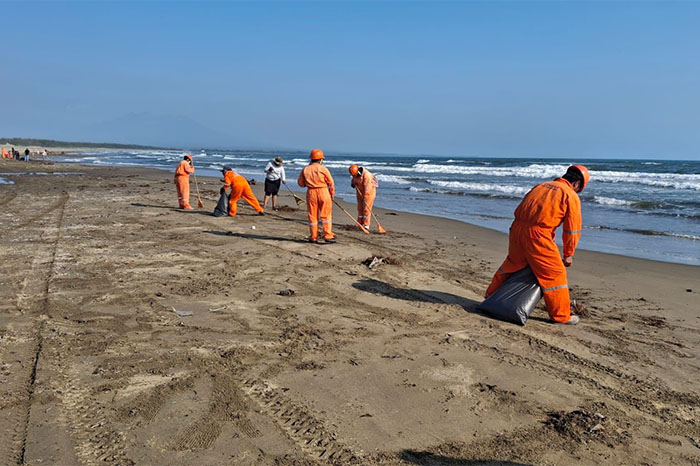 Personal de Pemex y Marina realizando labores de limpieza de hidrocarburo en una playa del Golfo de México.
