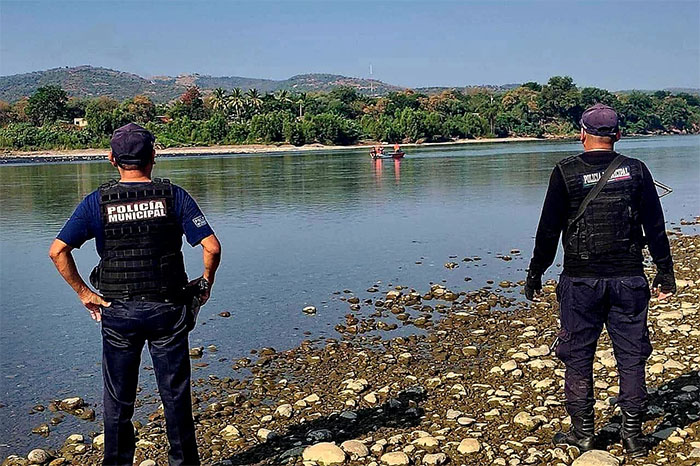 Labores de búsqueda y rescate en el Río Balsas cerca de Zacatula, Guerrero.