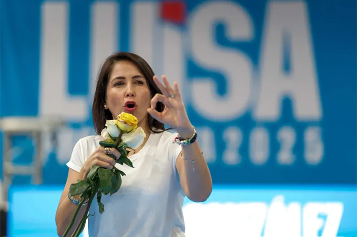 Luisa González, lideresa de la Revolución Ciudadana, durante una entrevista en Montevideo.