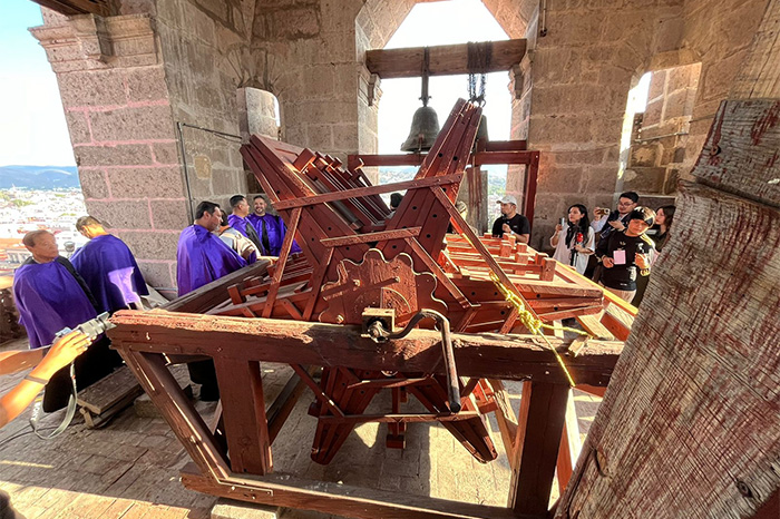Matraca monumental de la torre de la Catedral de Morelia en Semana Santa.