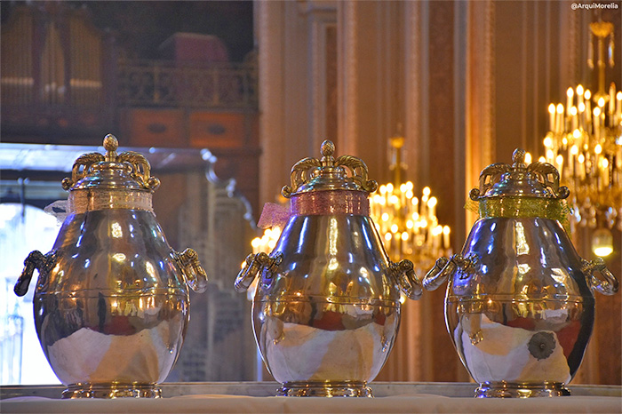 Tres vasijas de plata que contienen el Santo Crisma y los óleos sagrados en la Catedral de Morelia.