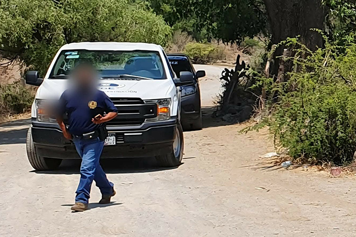 Elementos de seguridad y peritos de la Fiscalía en el lugar del accidente en Múgica.