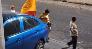 Cuatro niños de Morelia con bandera rojiamarilla y un bote-tambor alentando al Atlético Morelia en Villas del Pedregal.