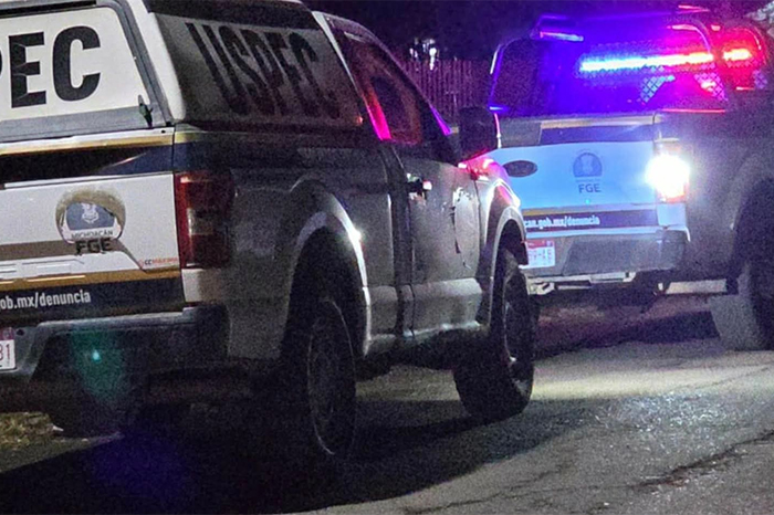 Peritos de la USPEC y elementos de la Fiscalía resguardando un inmueble en la calle Esperanza de Pátzcuaro.