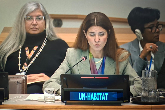 Fernanda Lonardoni, representante de ONU-Habitat, durante su entrevista en Tegucigalpa sobre la crisis de vivienda.