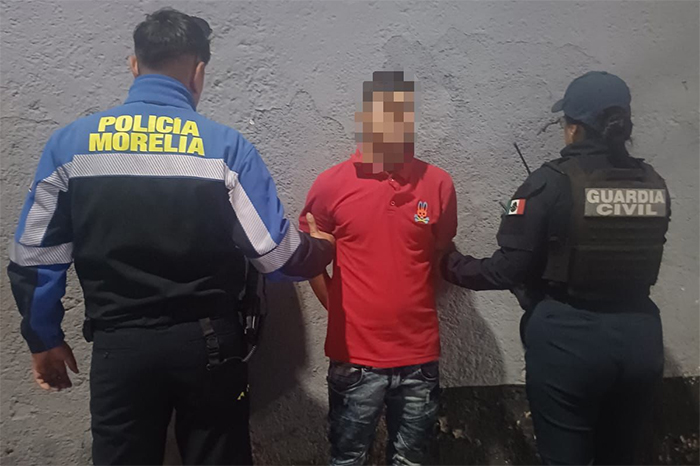Elementos de Policía Morelia y Guardia Civil tras la detención de un implicado en robos a comercio en la colonia Elías Pérez Ávalos.