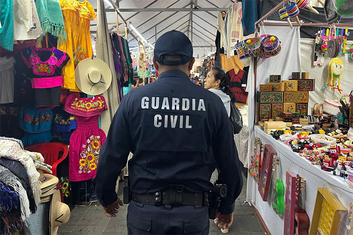 Elementos de la Guardia Civil Michoacán patrullando zona turística en Semana Santa.