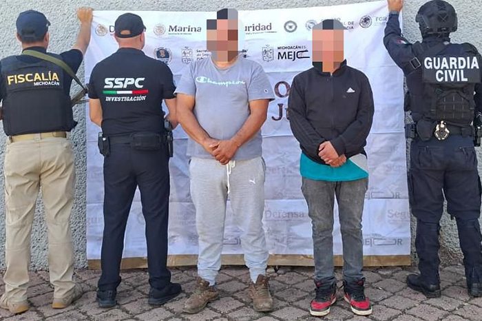 Armas, cartuchos e indumentaria policial asegurada por la FGE en operativo contra el robo de ganado en Morelia.