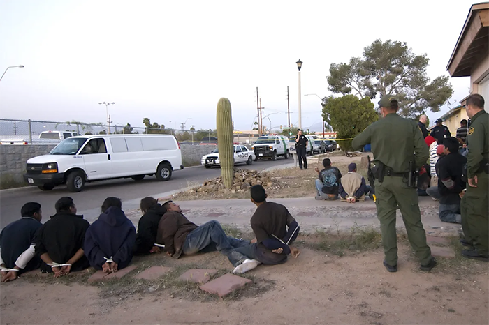 Agentes federales de Estados Unidos durante el operativo de arresto contra miembros de la Mafia Mexicana en California.