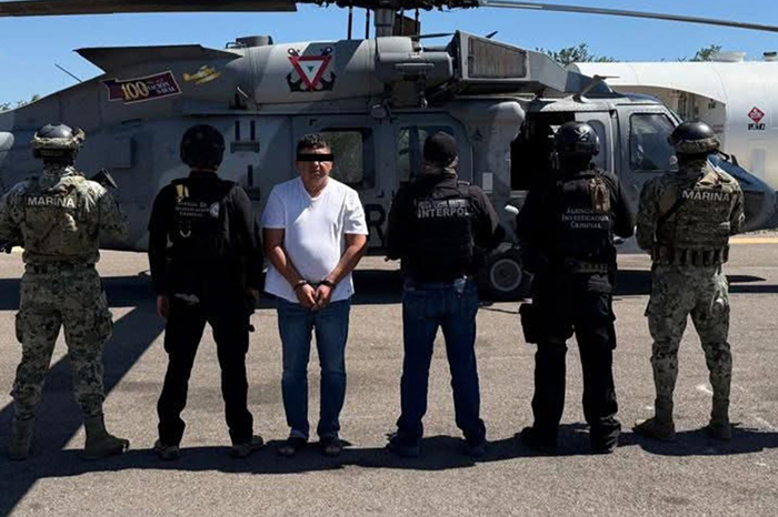 Unidades de la Secretaría de Marina y la Guardia Nacional patrullando las calles de Tepic, Nayarit.