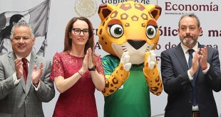 Gabriela Cuevas y Jürgen Mainka durante la entrega del distintivo 'marca famosa' a la Copa del Mundo en México.