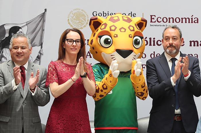 Gabriela Cuevas y Jürgen Mainka durante la entrega del distintivo 'marca famosa' a la Copa del Mundo en México.