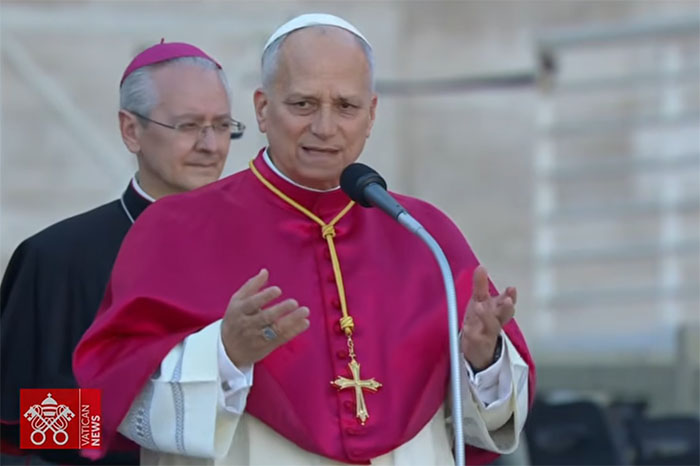 El Papa León XIV encabezando la vigilia por la paz en la basílica de San Pedro del Vaticano.