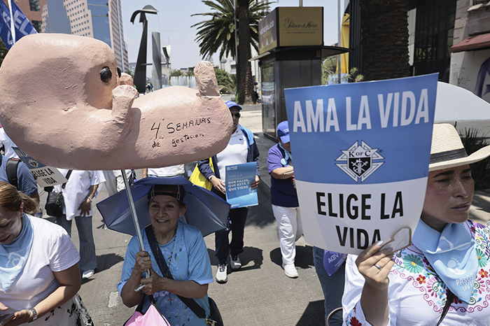 Personas se manifiestan en contra del derecho al aborto este sábado, en Ciudad de México.
