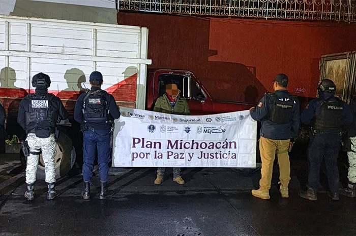 Vehículos de empresas comerciales retenidos en la plaza de Capacuaro como medida de protesta por la detención de un comunero.