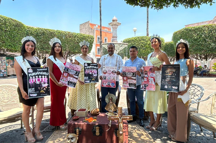 Mojigangas y pobladores celebrando en la plaza principal de Puruándiro durante las Fiestas de Mayo.