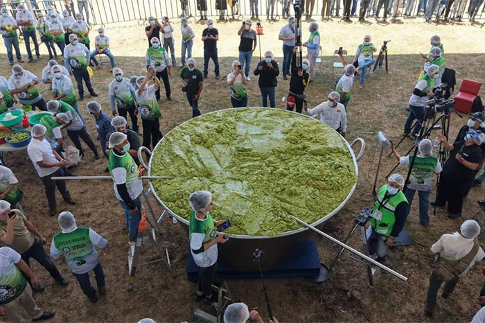 Elaboración del guacamole más grande del mundo en la Feria del Aguacate Tancítaro con estudiantes del Cecytem.