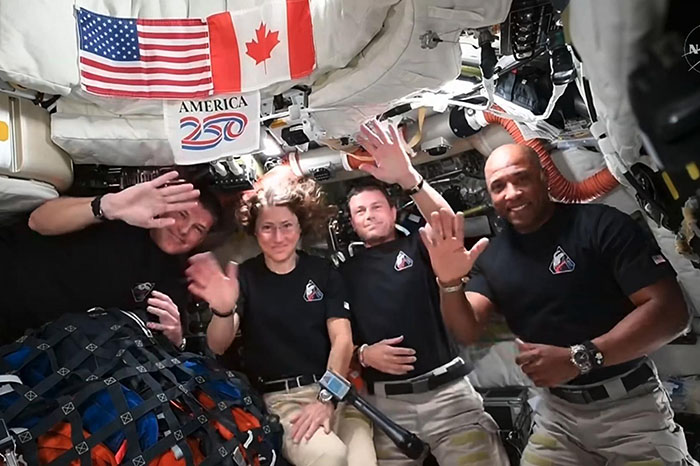 La cápsula Orión de la NASA en trayectoria de regreso a la Tierra tras orbitar la Luna.