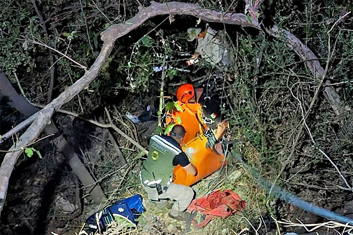 Personal de Protección Civil realizando maniobras de rescate con cuerdas en un barranco de Tacámbaro.