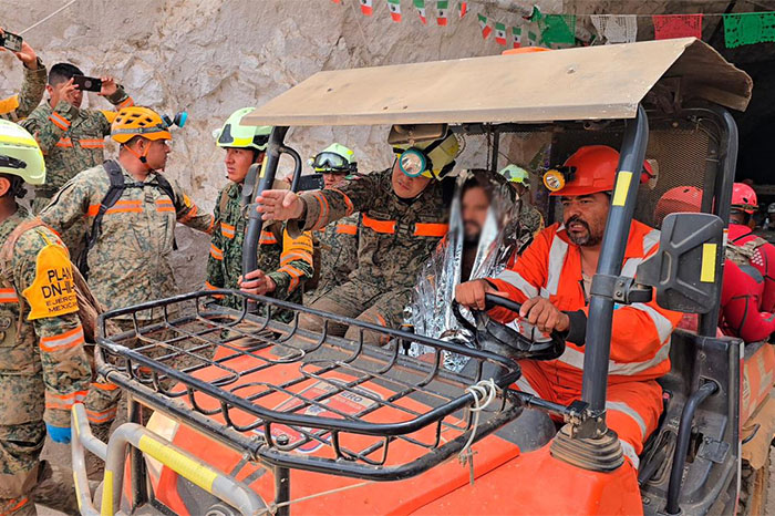 Francisco Zapata Nájera siendo trasladado en helicóptero tras rescate en mina de Sinaloa.