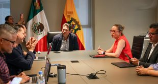 El presidente municipal Alfonso Martínez y la rectora Yarabí Ávila González durante su reunión en el CAM.