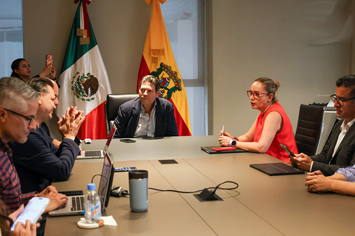 El presidente municipal Alfonso Martínez y la rectora Yarabí Ávila González durante su reunión en el CAM.