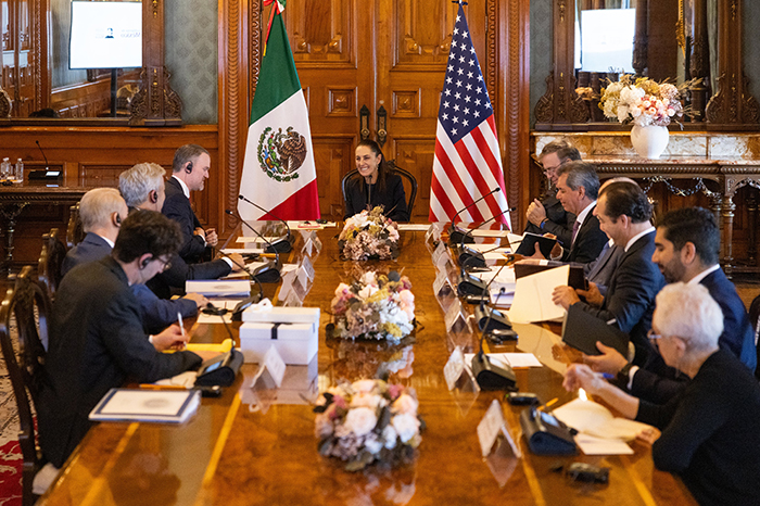 La presidenta Claudia Sheinbaum y el representante comercial Jamieson Greer durante su reunión en Palacio Nacional para la revisión del T-MEC.