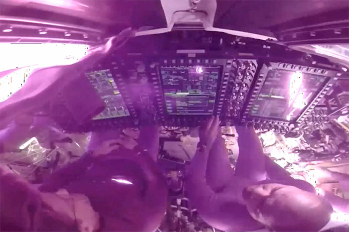 Cápsula Orion de la misión Artemis II en su maniobra de reentrada a la atmósfera terrestre.