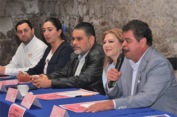 El presidente de Canaco Morelia, Oliverio Cruz Gutiérrez, presentando la campaña de premios para el Día de las Madres 2026.