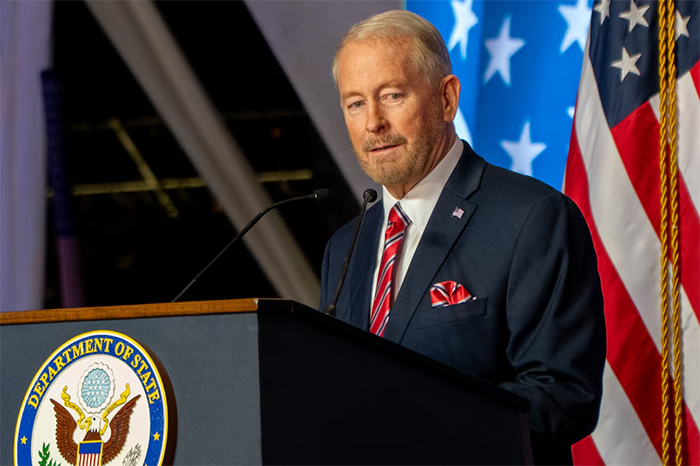 Ronald Johnson, embajador de EE. UU. en México, durante la colocación de la primera piedra de Pacífico Mexinol en Sinaloa.