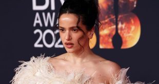 La cantante española Rosalía posando en un evento previo a los Billboard Mujeres Latinas.