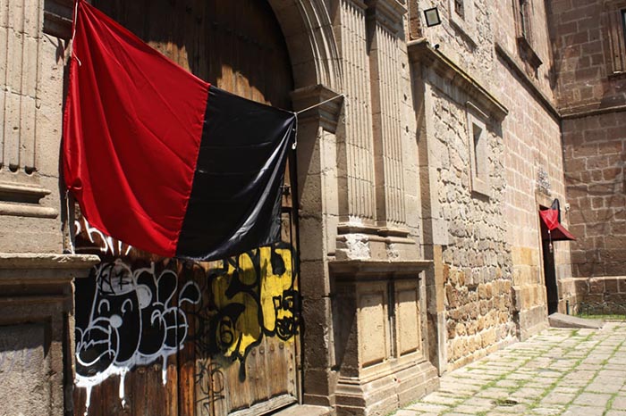 Integrantes del SUEUM colocando banderas de huelga en los accesos de la Universidad Michoacana.