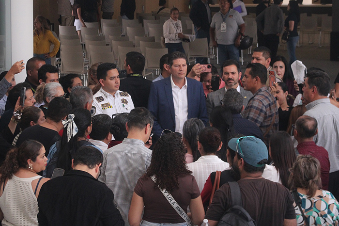El alcalde Alfonso Martínez Alcázar en reunión con maestros y padres de familia en el Centro Administrativo de Morelia.