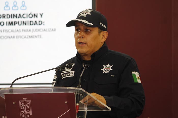 El secretario de Seguridad Pública de Michoacán, José Antonio Cruz Medina, durante la rueda de prensa en Casa Michoacán.